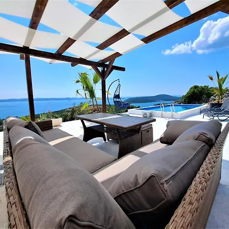 Robinson Villa *